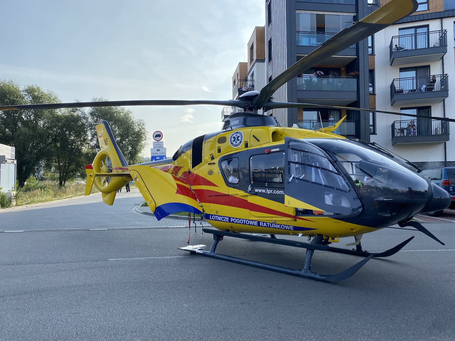 Helikopter w centrum miasta [VIDEO]
